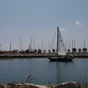 https://port-saint-louis-du-rhone-magnifique-vue-sur-mer.fr-provencehotel.com
